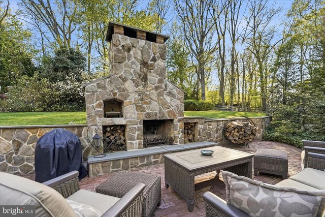1 OAK TREE LN, Malvern, PA 19355