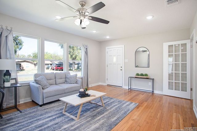 250 Rosemont Dr, San Antonio, TX 78228