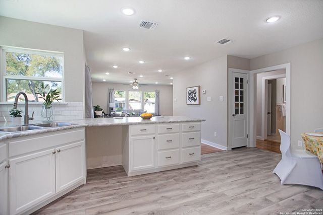 250 Rosemont Dr, San Antonio, TX 78228