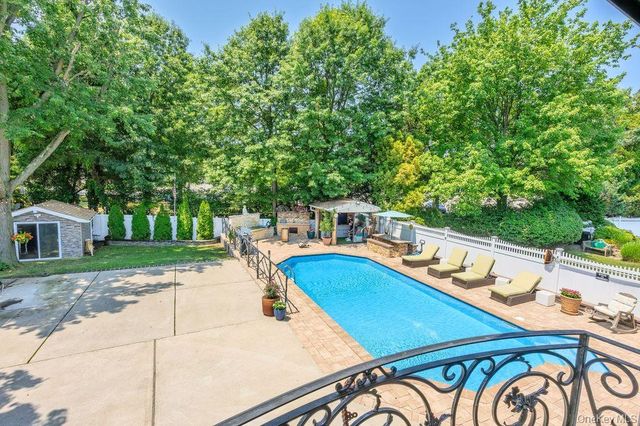2696 Clubhouse Road, Merrick, NY 11566