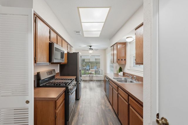 11 Rock Pine Court, The Woodlands, TX 77381