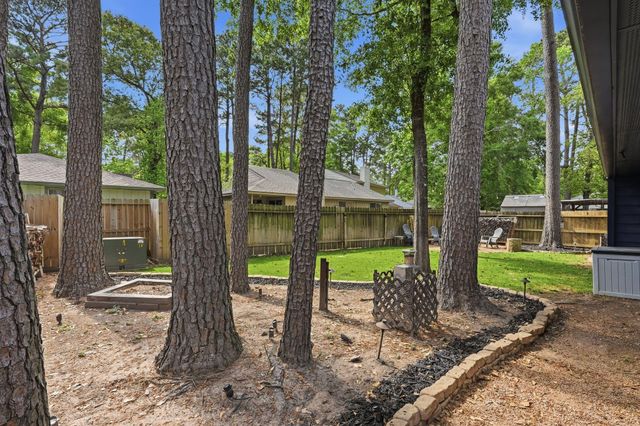 11 Rock Pine Court, The Woodlands, TX 77381