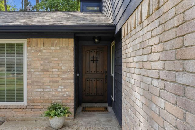 11 Rock Pine Court, The Woodlands, TX 77381