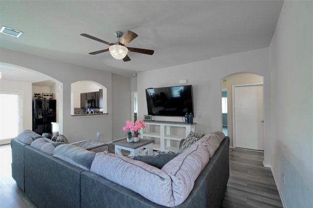 1041 Dumfries DR, Seguin, TX 78155