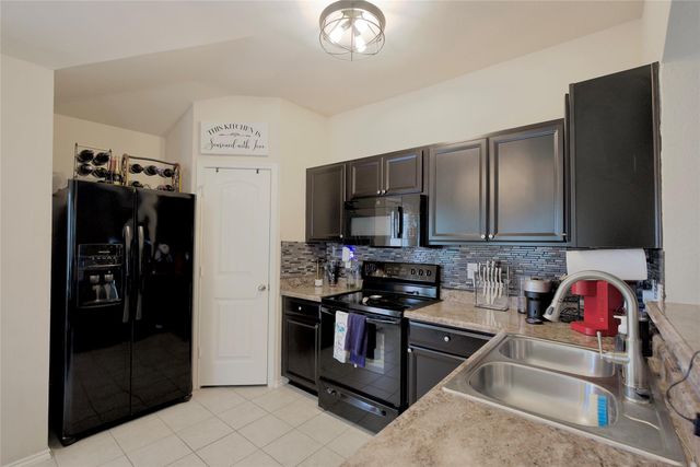 1041 Dumfries DR, Seguin, TX 78155