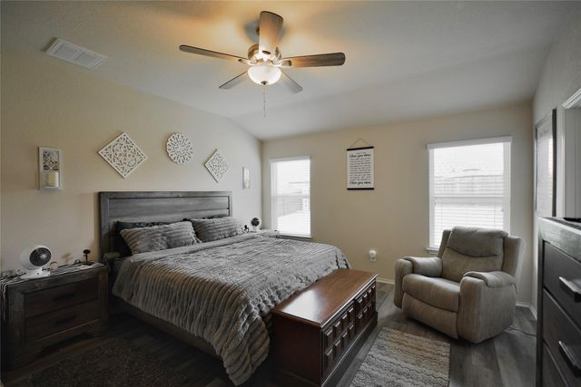 1041 Dumfries DR, Seguin, TX 78155
