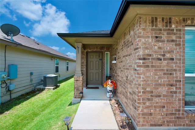1041 Dumfries DR, Seguin, TX 78155