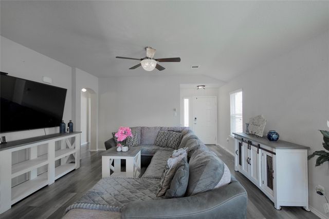 1041 Dumfries DR, Seguin, TX 78155