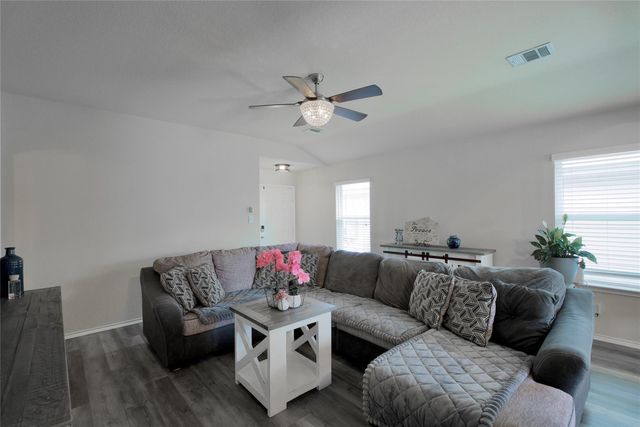 1041 Dumfries DR, Seguin, TX 78155