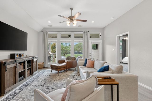 209 Lacey Oak LOOP, San Marcos, TX 78666