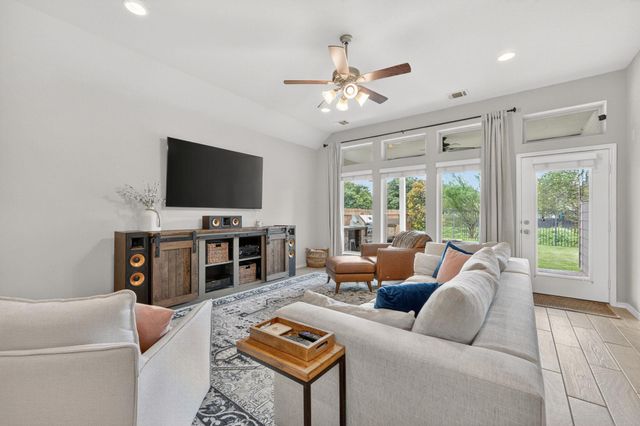 209 Lacey Oak LOOP, San Marcos, TX 78666