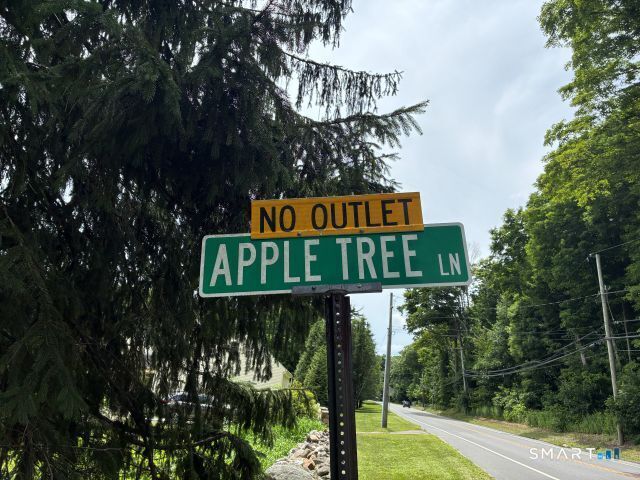 14 Apple Tree Lane, Woodbridge, CT 06525