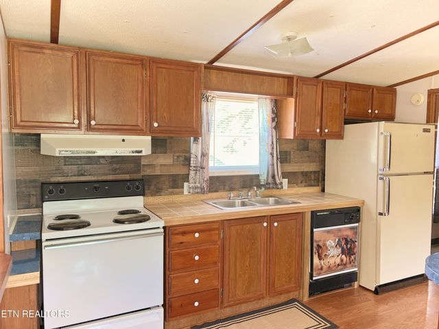2078 Lone Mountain Rd, Tazewell, TN 37879