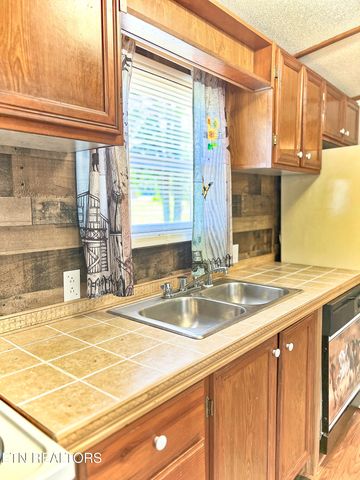 2078 Lone Mountain Rd, Tazewell, TN 37879