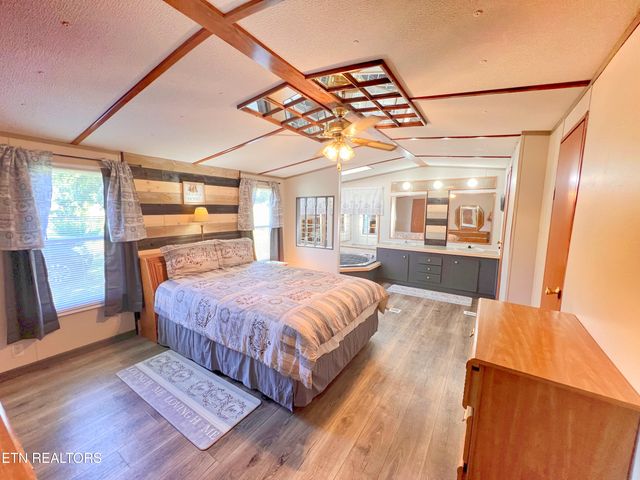 2078 Lone Mountain Rd, Tazewell, TN 37879
