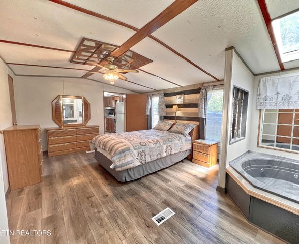 2078 Lone Mountain Rd, Tazewell, TN 37879