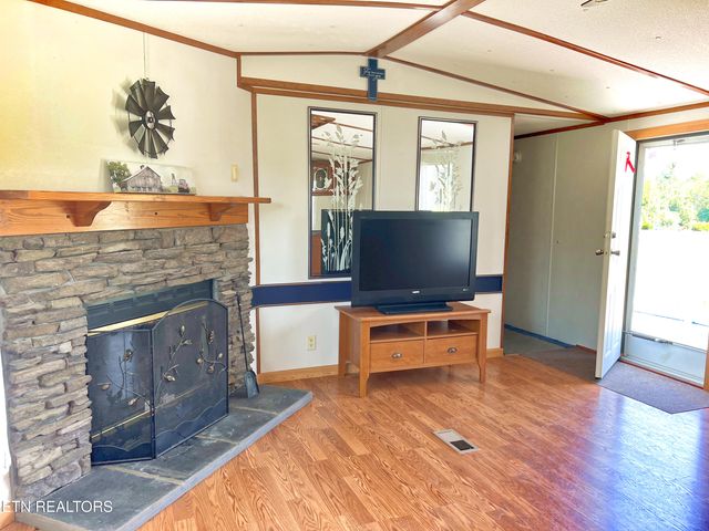 2078 Lone Mountain Rd, Tazewell, TN 37879