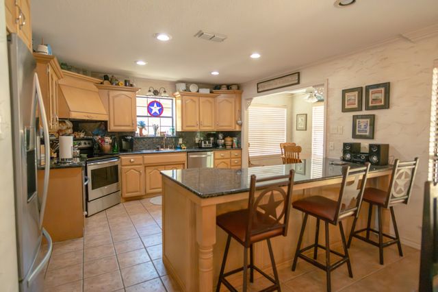 408 Rainey Street, Bonham, TX 75418