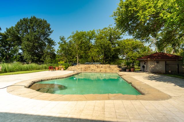 408 Rainey Street, Bonham, TX 75418