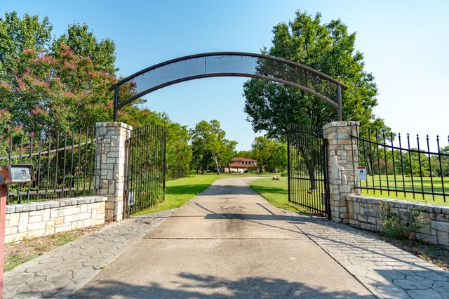 408 Rainey Street, Bonham, TX 75418