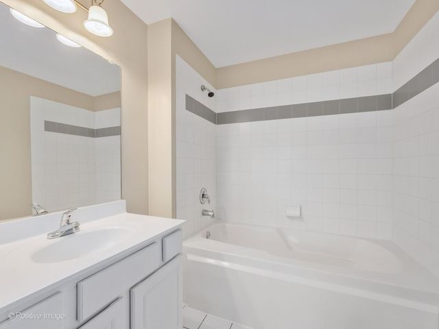 43 Foxcroft Road 135, Naperville, IL 60565