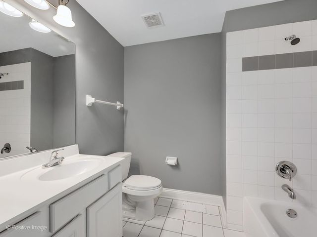 43 Foxcroft Road 135, Naperville, IL 60565