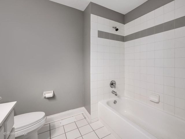 43 Foxcroft Road 135, Naperville, IL 60565