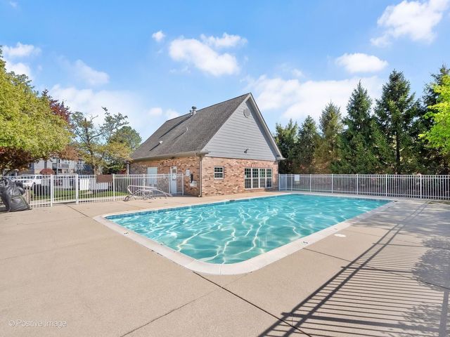 43 Foxcroft Road 135, Naperville, IL 60565