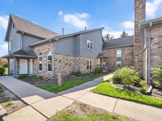 43 Foxcroft Road 135, Naperville, IL 60565