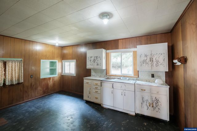 554 Mitchell St, Falls City, OR 97344