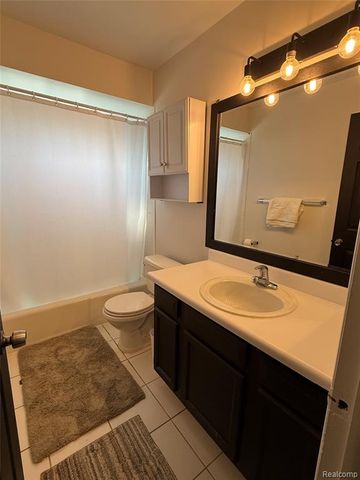 1099 Tienken Court 204, Rochester Hills, MI 48306