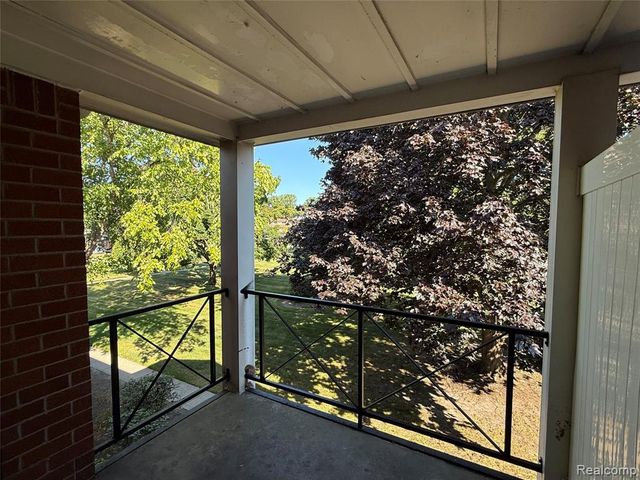 1099 Tienken Court 204, Rochester Hills, MI 48306