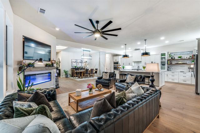 28 Clear Pond Drive, Frisco, TX 75034