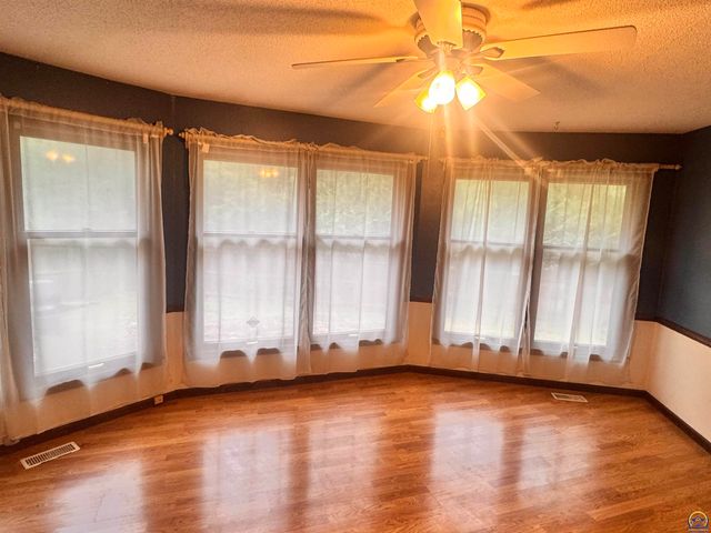 5804 SW 25th ST, Topeka, KS 66614