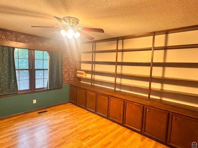 5804 SW 25th ST, Topeka, KS 66614