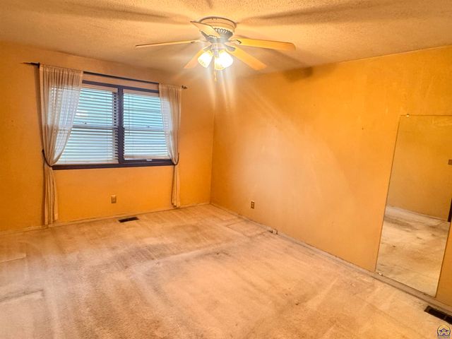 5804 SW 25th ST, Topeka, KS 66614