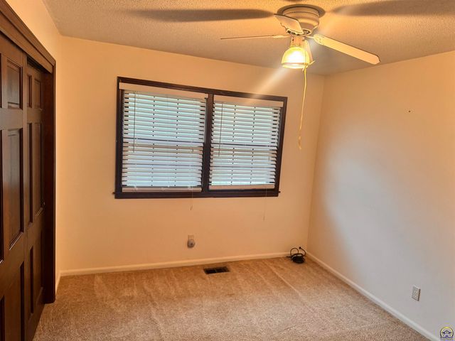 5804 SW 25th ST, Topeka, KS 66614