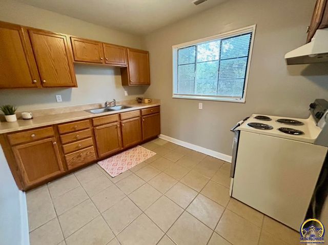 3387 SW Clare AVE, Topeka, KS 66611