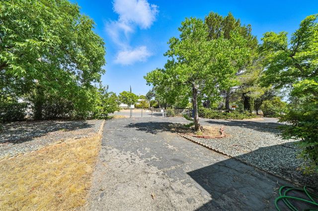 3220 Santa Rosa Way, Redding, CA 96003