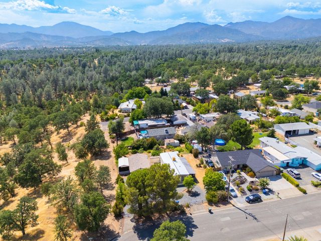 3220 Santa Rosa Way, Redding, CA 96003