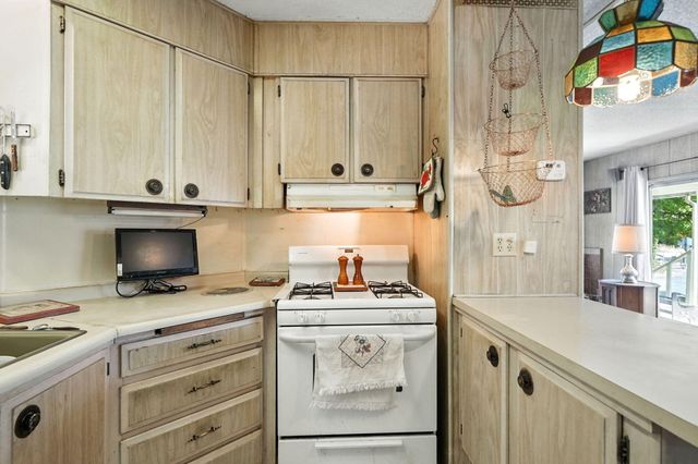 3220 Santa Rosa Way, Redding, CA 96003
