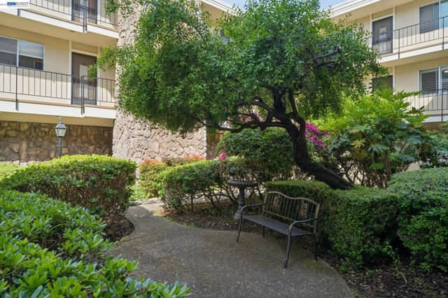 1701 Central Ave R, Alameda, CA 94501