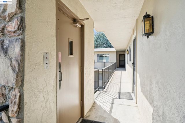 1701 Central Ave R, Alameda, CA 94501