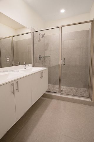 8160 NW 42nd St, Doral, FL 33166