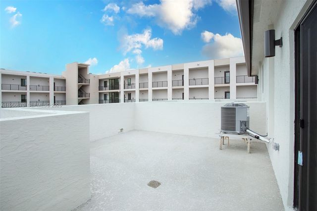 8160 NW 42nd St, Doral, FL 33166