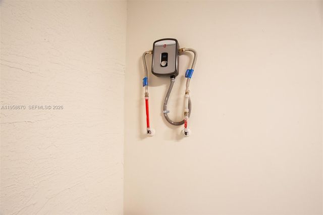 8160 NW 42nd St, Doral, FL 33166