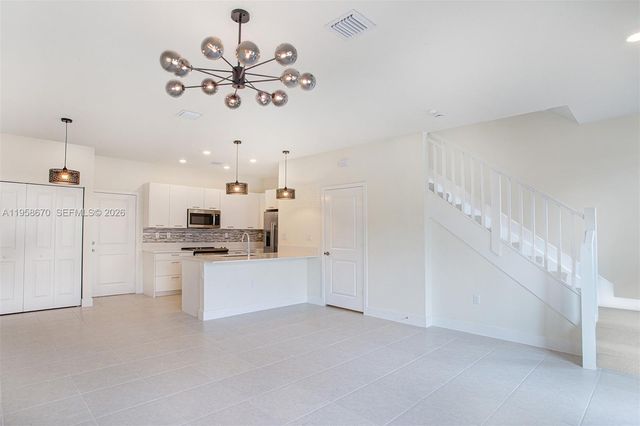 8160 NW 42nd St, Doral, FL 33166