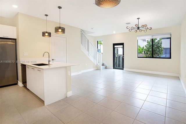 8160 NW 42nd St, Doral, FL 33166