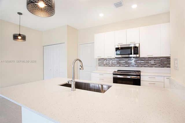 8160 NW 42nd St, Doral, FL 33166