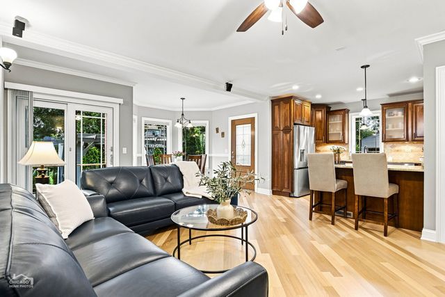 916 S I Oka Avenue, Mount Prospect, IL 60056